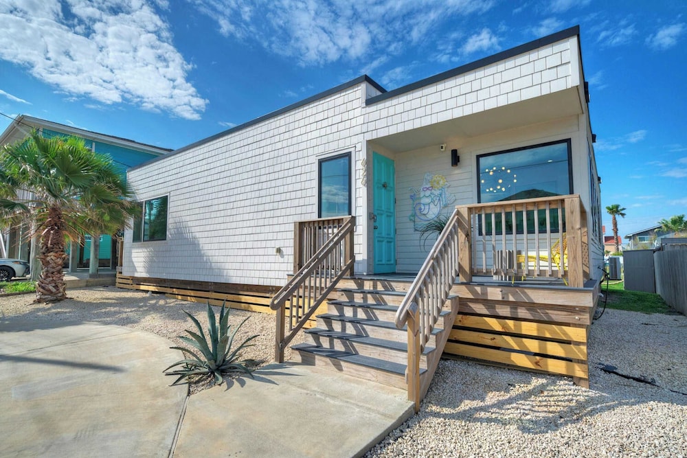 Sleeps 20 2 Modern Homes w/ Private Pool, Deck+patio 3-min Walk to the Beach