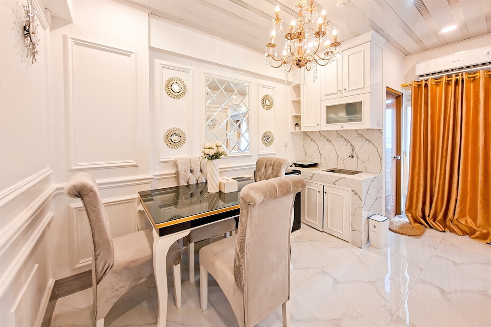 Classic Studio At Loftvilles City Apartment
