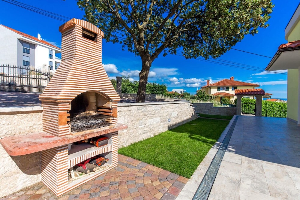 Igor - With Pool - SA5 en Kostrena — activities & amenities