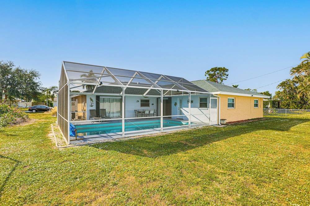 4 Mi to Lakes Park: Family Home in Fort Myers!
