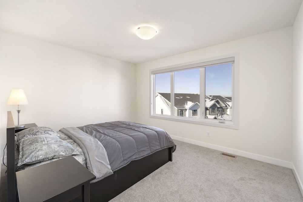 Modern Beautiful Calgary Home - Image 4