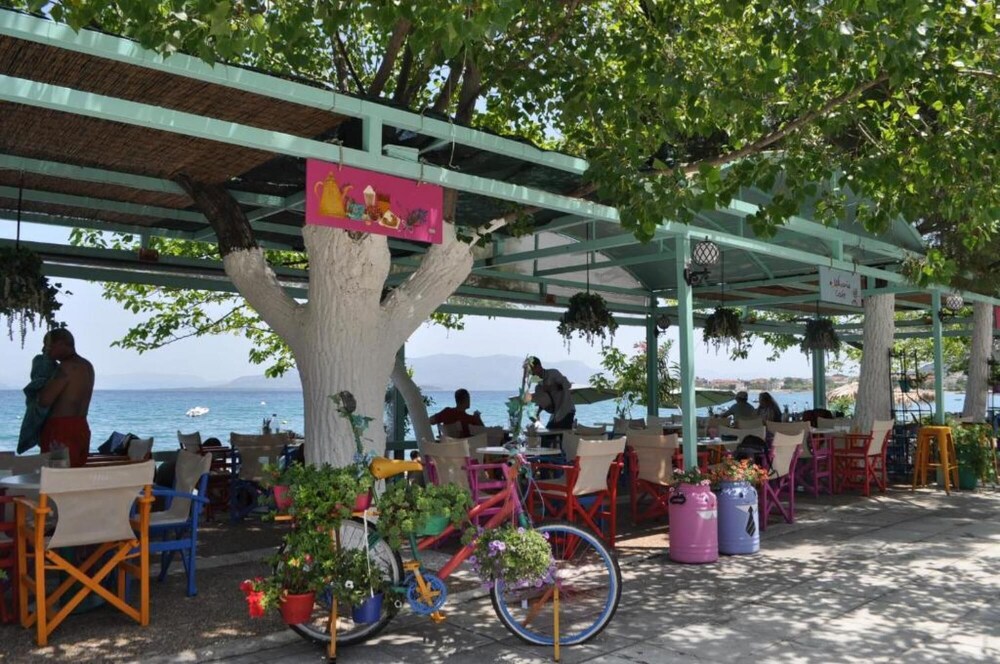 Okeania Seafront Rooms in Kamena Vourla