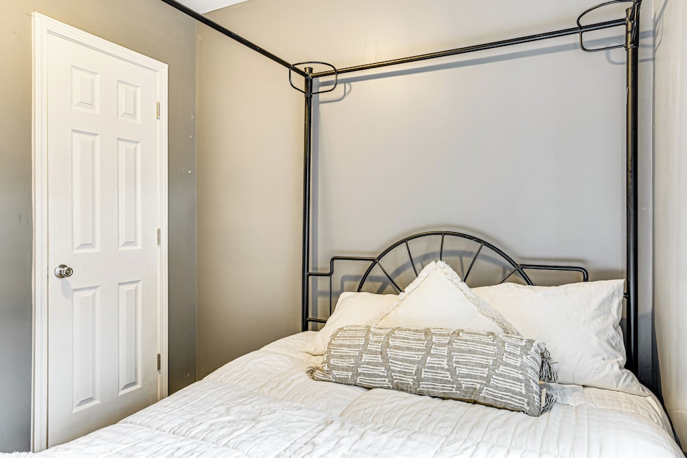 4 Mi to Dtwn Indianapolis: Quiet Apartment w/ Yard