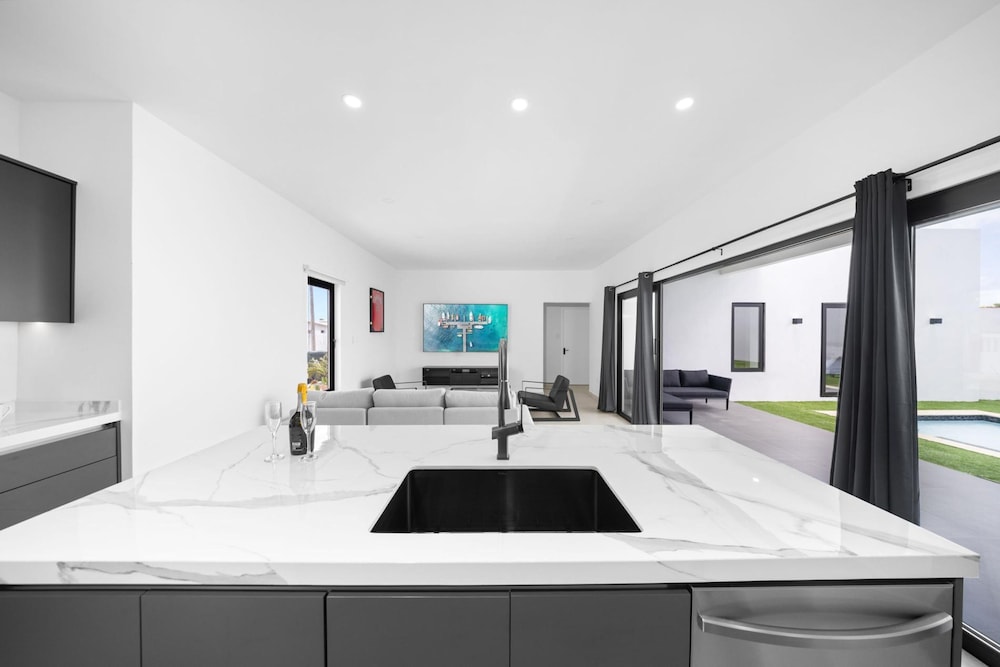 Brand NEW Villa Central Location Private Pool