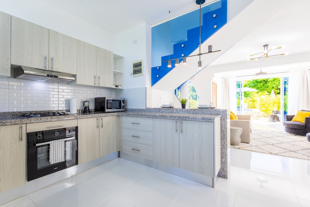 New Modern 2-lvl Punta Cana Villa in Gated Community With Private Pool Rooftop Jacuzzi