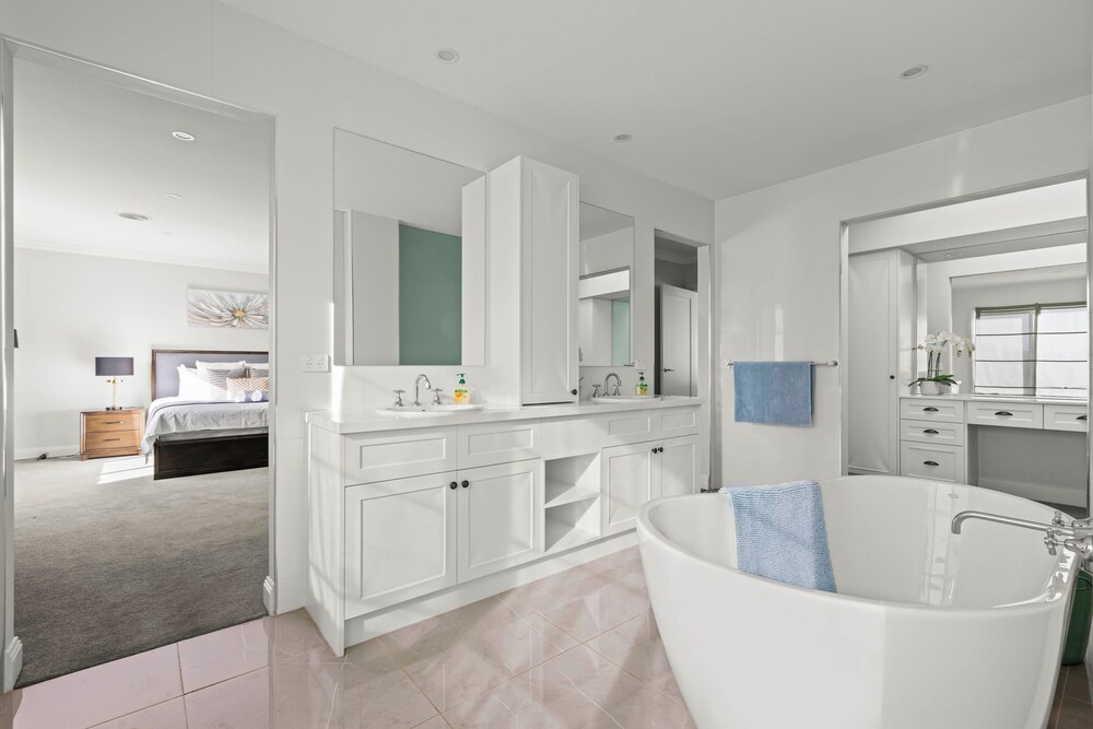 StayAU Contemporary 5BRM Families Home Point Cook