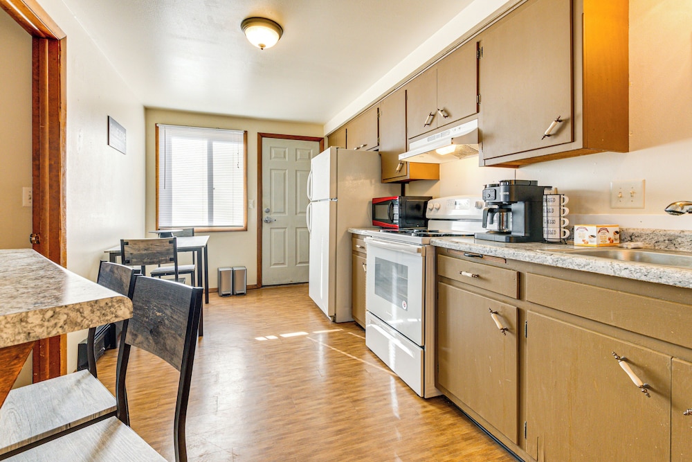 3 Mi to Lambeau Field: Ideally Located Townhome!