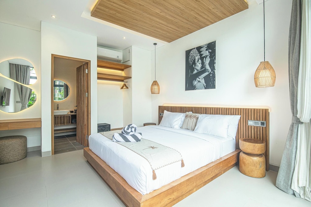 Luxury 5BR Retreat, 400m From Café Del Mar Shore