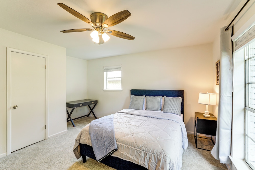 Near Shops & Eats: Commuter-friendly Fwtx Home