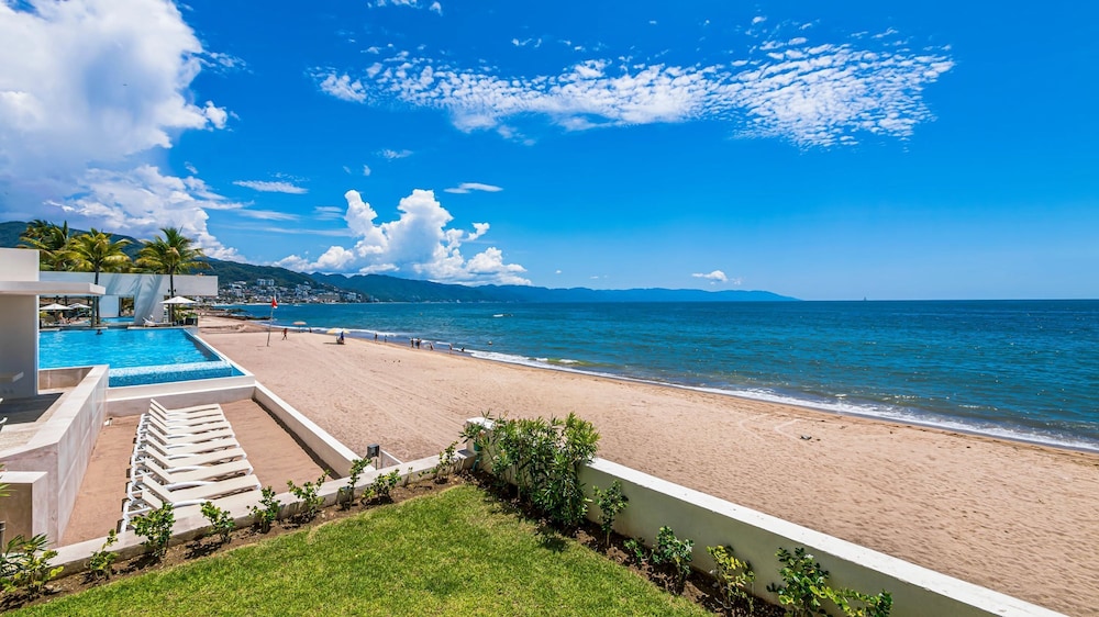 Beachfront Private Pool Theatre Room Views
