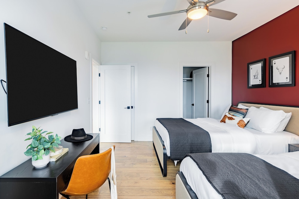 The Heights by AvantStay – Modern Condo Minutes from Broadway