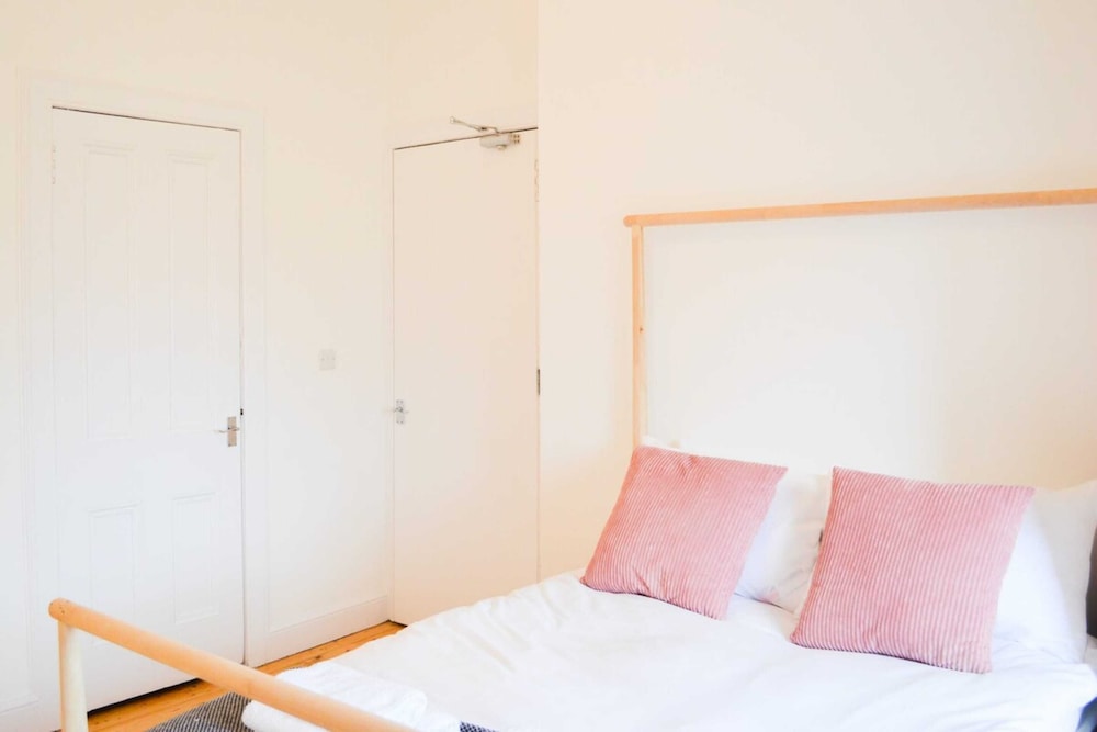 Modern 1 Bedroom Flat In the Heart of Edinburgh view 2