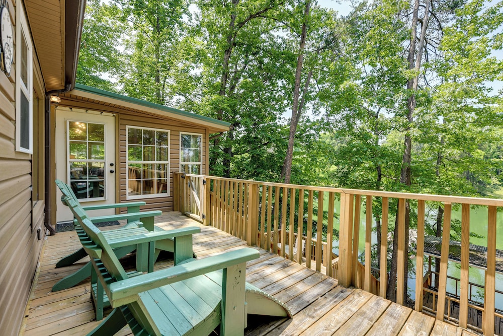 Boat Dock: Family-friendly Douglas Lake Home!