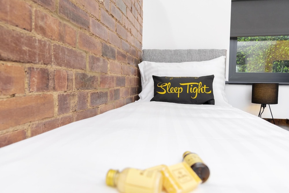 The Headingley House Leeds - Hot Tub - Sleeps Up To 12 - EV Charging view 3