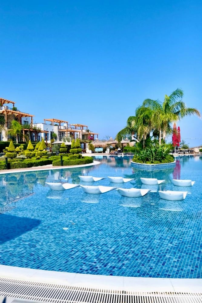 Modern and Luxurious Apartment in a Prime Resort