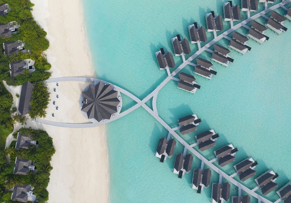 Hotel Kuredhivaru Resort & Spa Maldives - Image 1