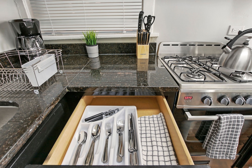 Stylish 2BR Apt - Sunnyside 05-2F