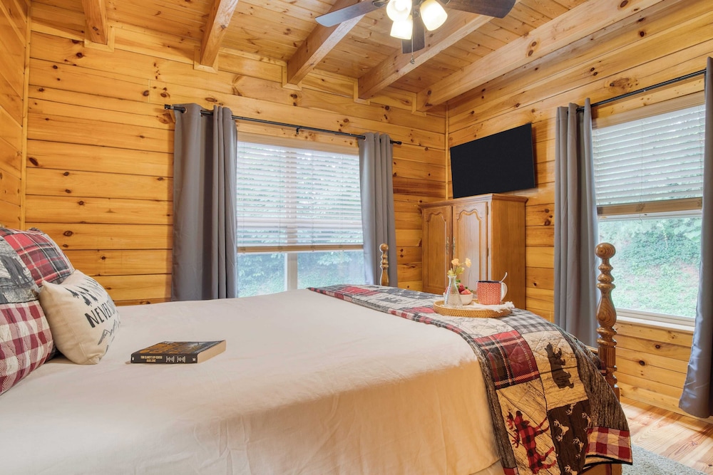 Triple Mountain View by Avantstay: Hot Tub, Game Room & Stunning Smoky Mountain Views