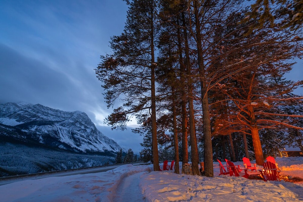 Storm Mountain Lodge Cabins & Dining