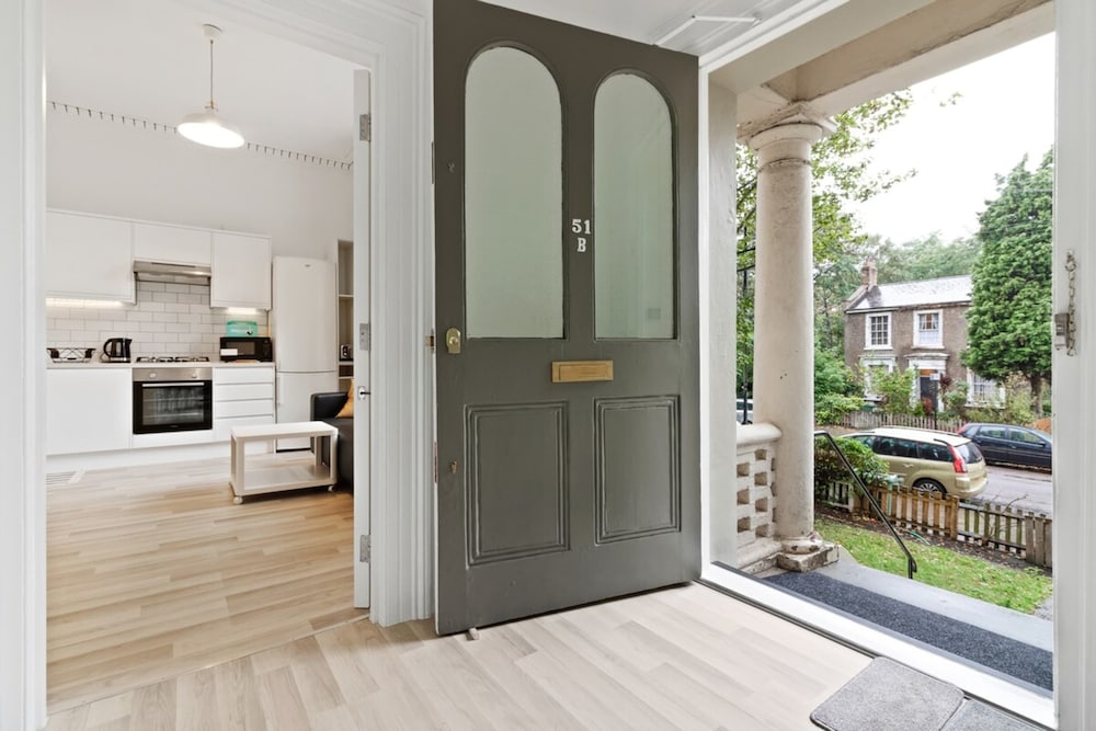 Refined, Light 1 Bed Apt w Balcony in Brixton