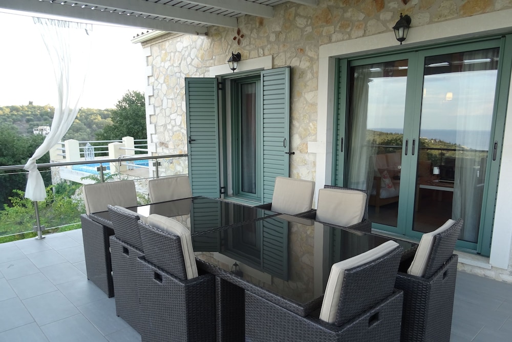 Artist's Villa Red Rose
