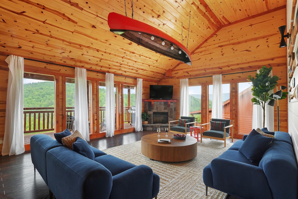 Smoky Ridge Newly Renovated Cabin w Indoor Pool Game Room Theater
