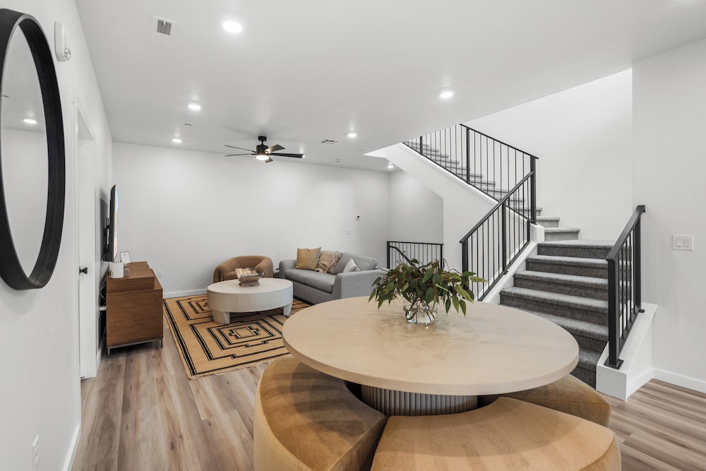 Brand New! Desert Cliff Sleeps 20 Guests!