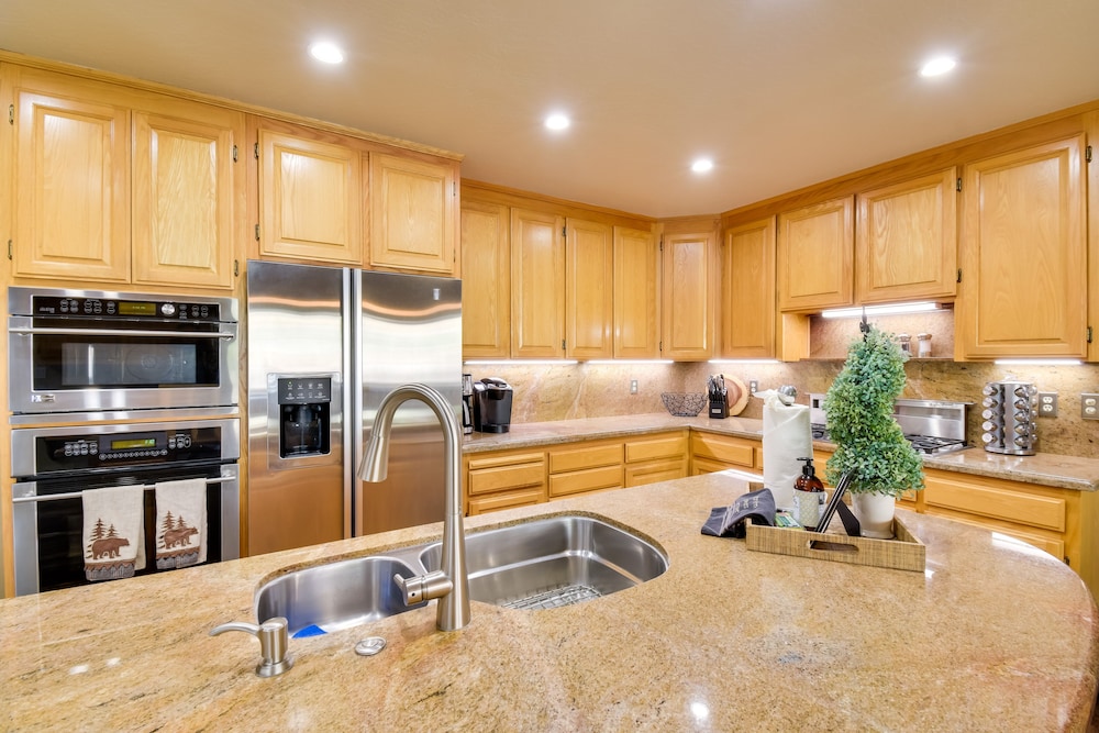 Hot Tub + Pool Table: Cabin Near Calaveras Park!
