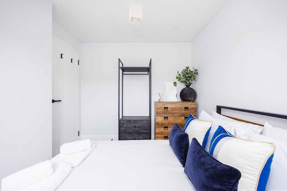 Stylish 3-bed Home in East London Free Parking