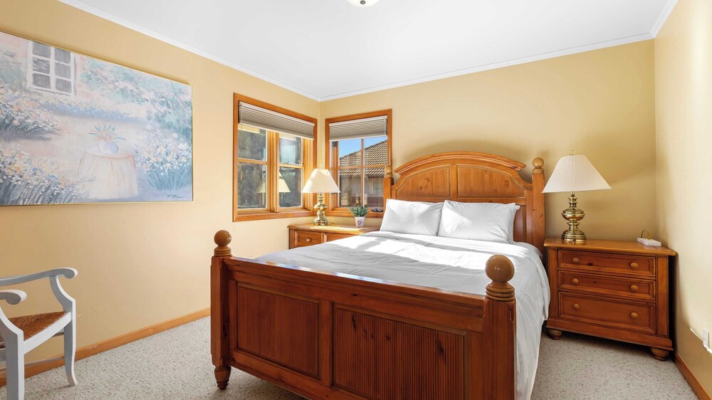 Seacliff Haven Waterfront Luxury, Stunning Views, Hot Tub & Game Room