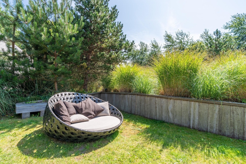 Charming 8-person Villa With hot tub Near the Forest