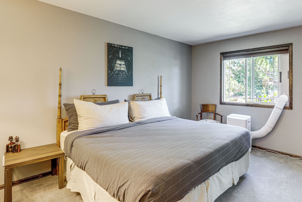 Pet-friendly Retreat w/ Fenced Yard in Aurora