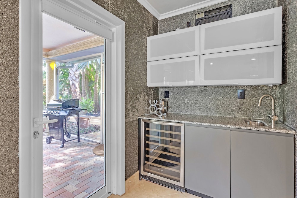 Chic 3BR Sanctuary Steps From The Drive Paradise