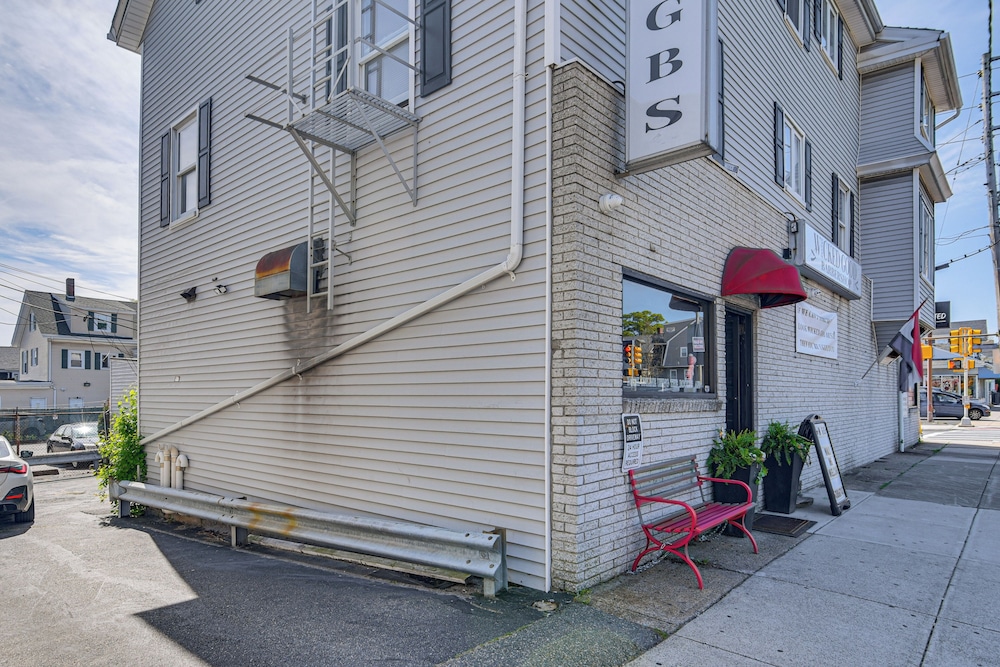 2 Mi to Waterfront: Walkable Fall River Apartment!