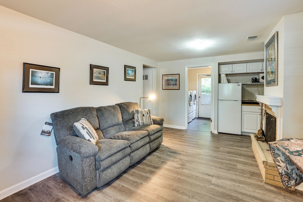 7 Mi to Coors Field: Denver Apt w/ Patio!
