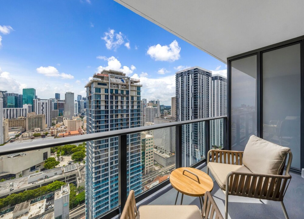 Skyline Chic Downtown Studio Getaway