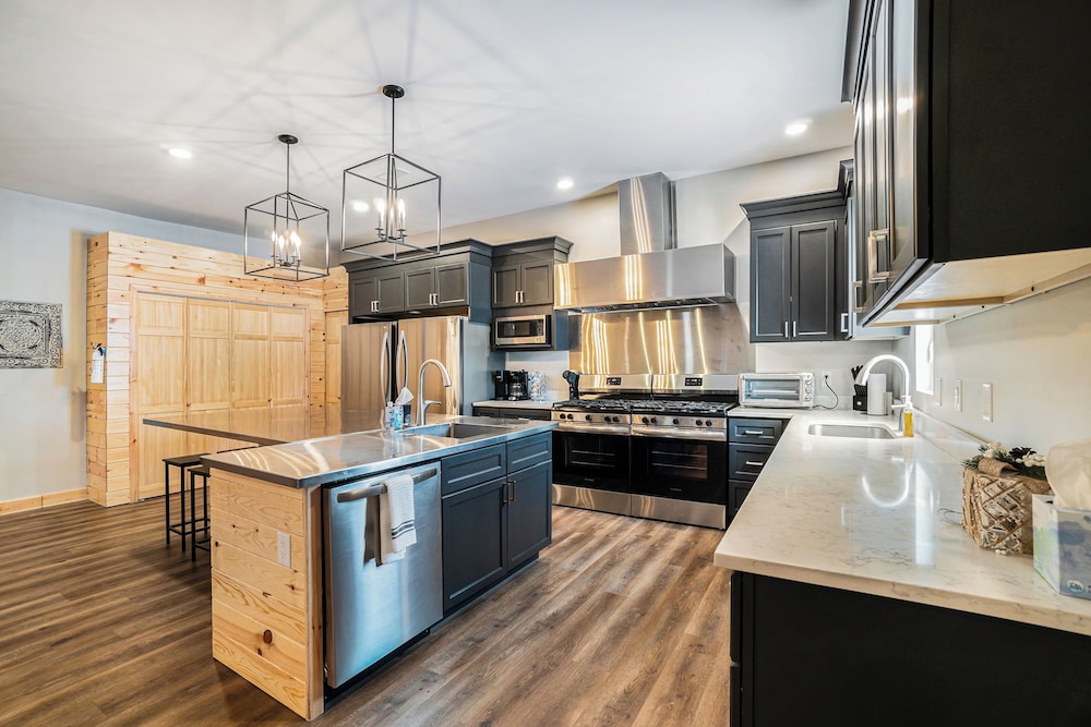 8BR Lodge w/ Bowling Alley, Near Lakes & Trails