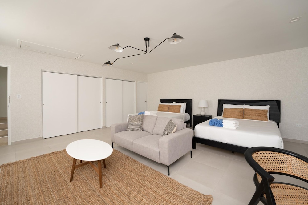Beachfront Villa w Pool Sleeps 16 Dining Tub