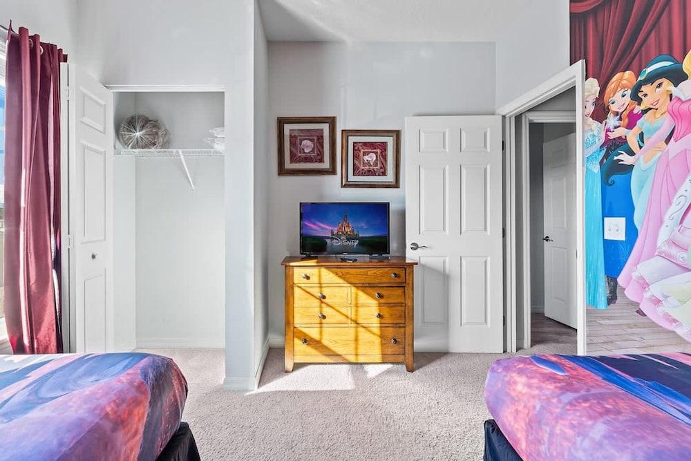 Modern Decor at West Lucaya 4 BR Wl8989