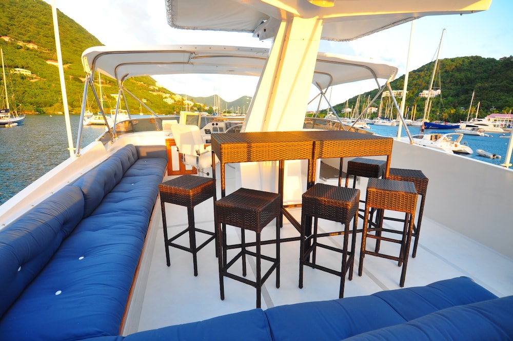 Luxury 3 level traditional Yacht - Image 3