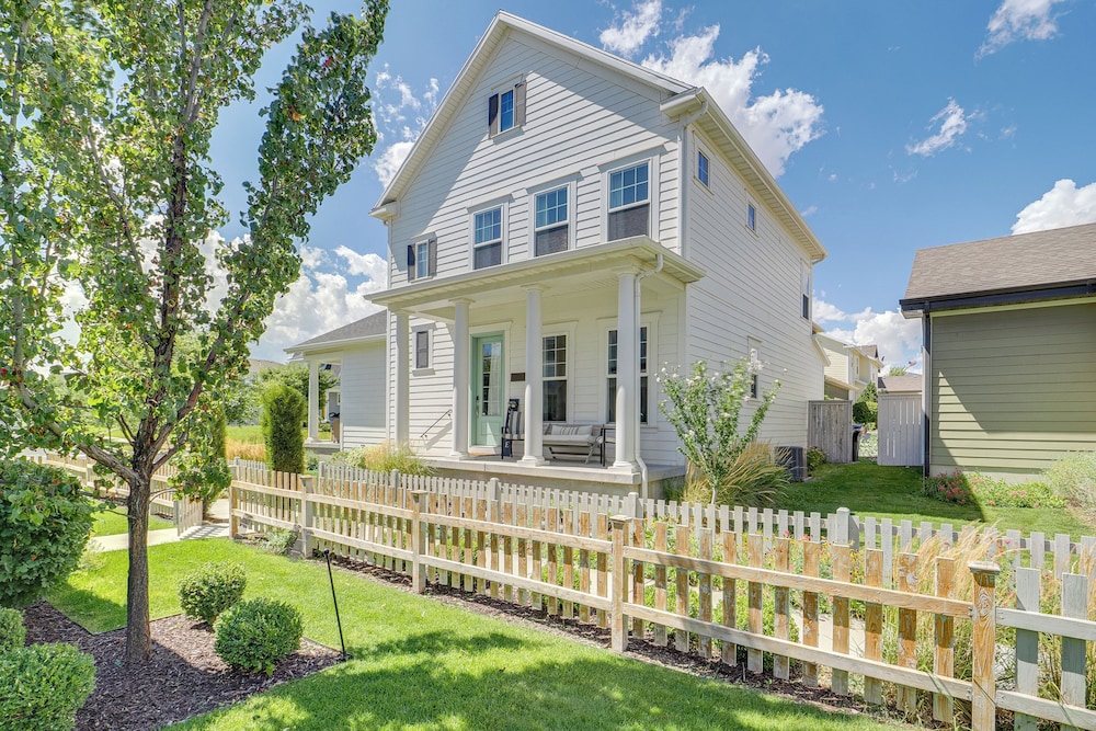 4 Mi to The District: Family Home w/ Tennis Access