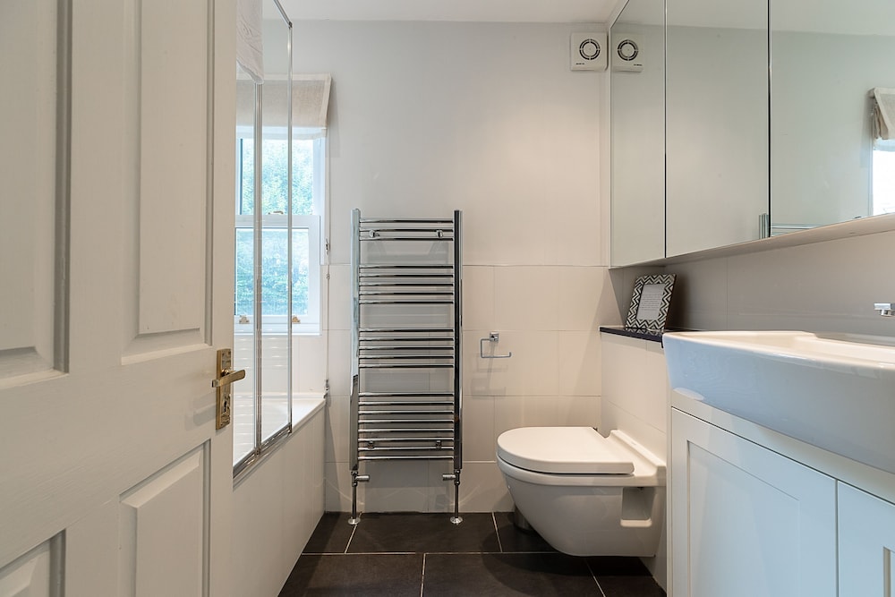 JOIVY Stunning 3 bed House Close to Westfield