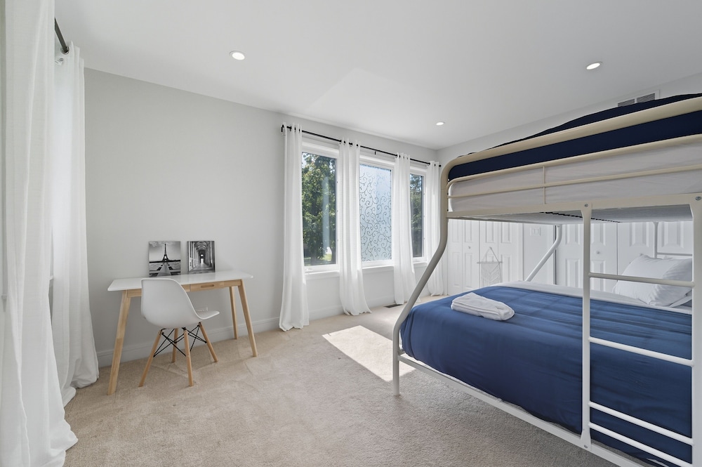 Bright Modern 3bed 2.5bath Evanston Home W/parking 3 Bedroom Home