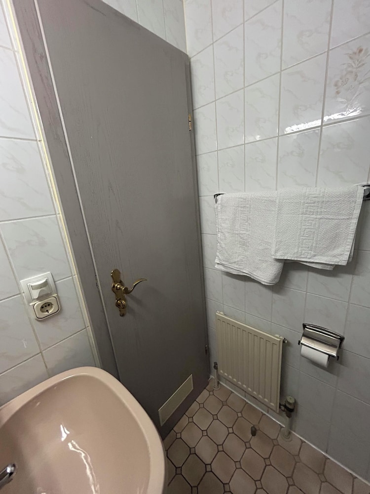 2-Rent Group Hostel Rooms AUB162