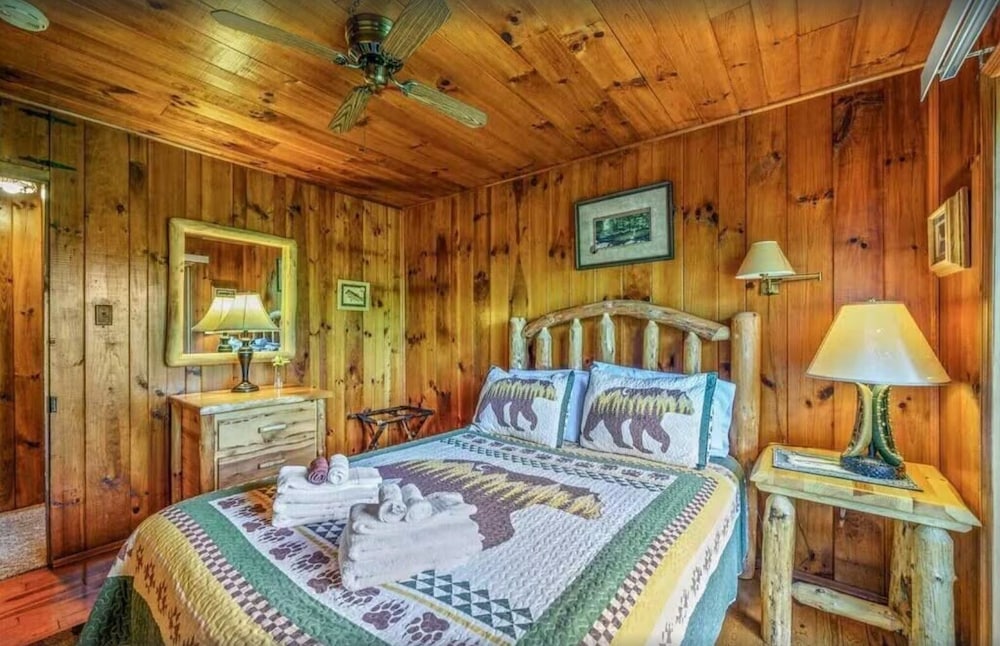 Little Greenbriar Lodge 13 Bedroom Cabin by RedAwning view 5