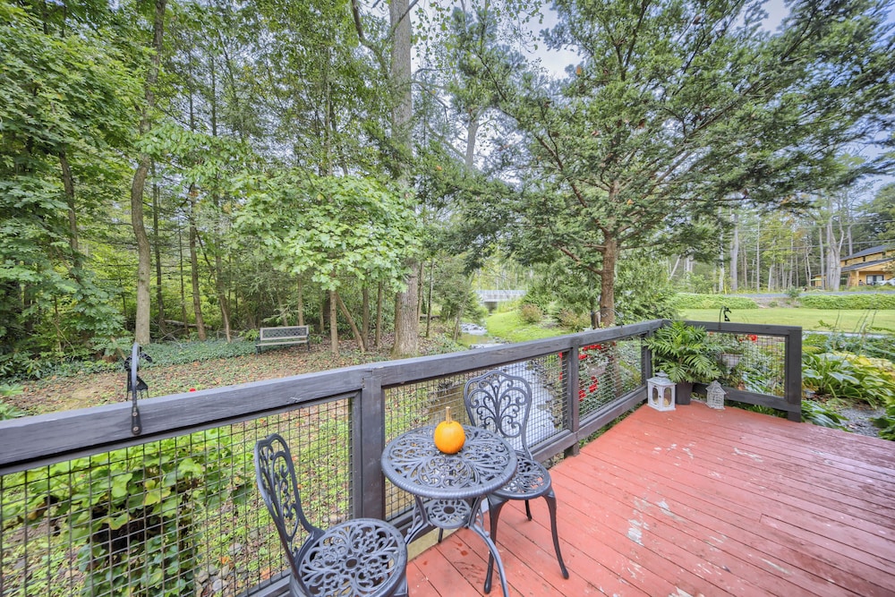 Willow Brook Getaway: Hot Tub, Deck in Mifflinburg