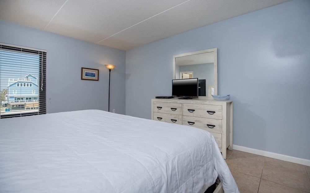 Island Winds East 211 3 Bedroom Condo