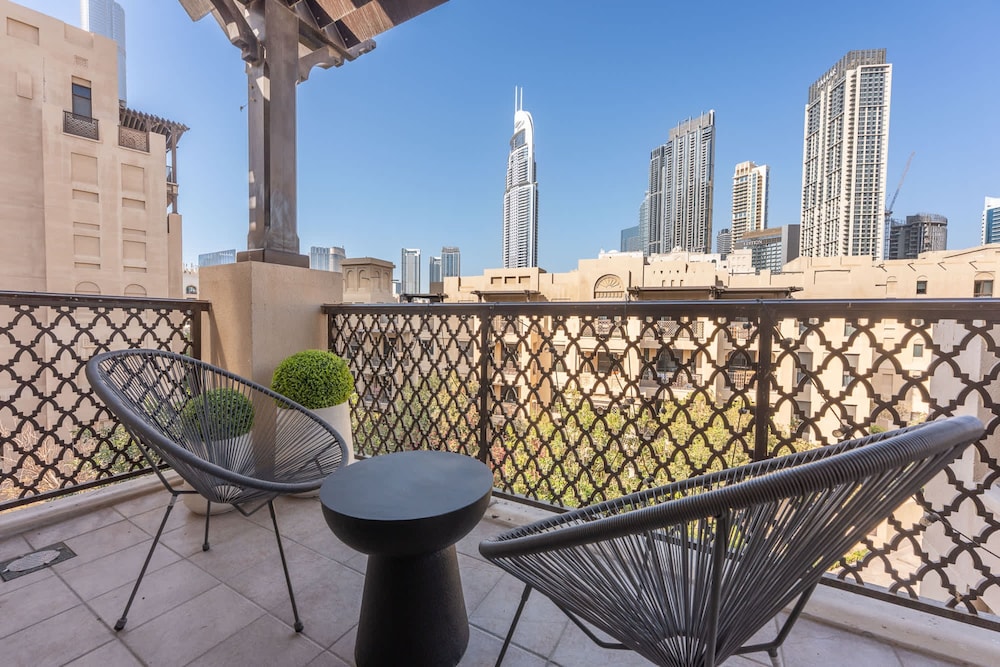 Luxury 2BR Apartment With Full Burj Khalifa View 2-min Walk to Dubai Mall