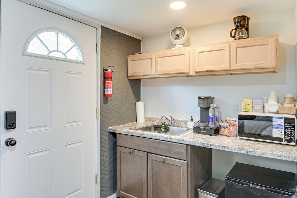 10 Mi to Washington: Wheaton Studio Suite