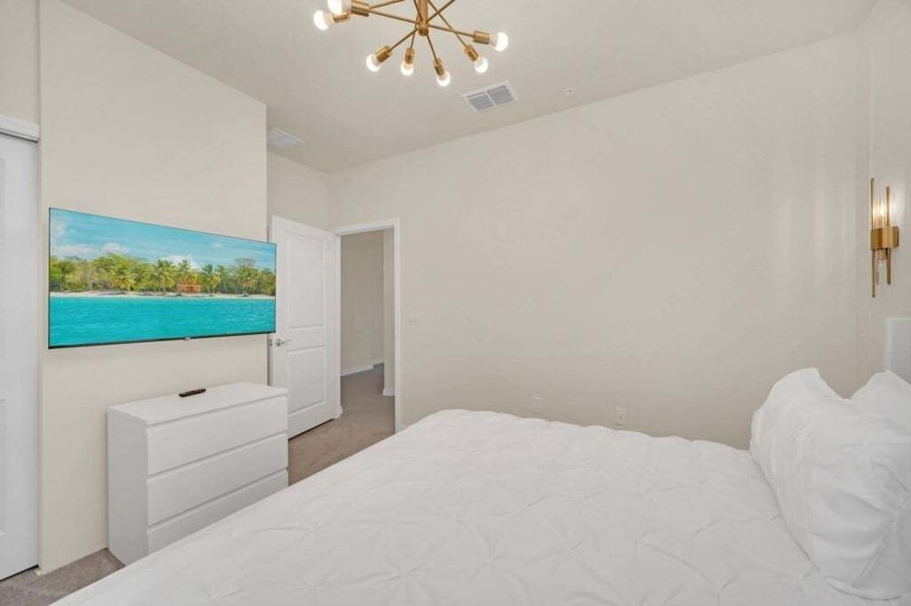 Luxury Home With Splash Pool 5 Bed Townhome! 5 Bedroom Townhouse